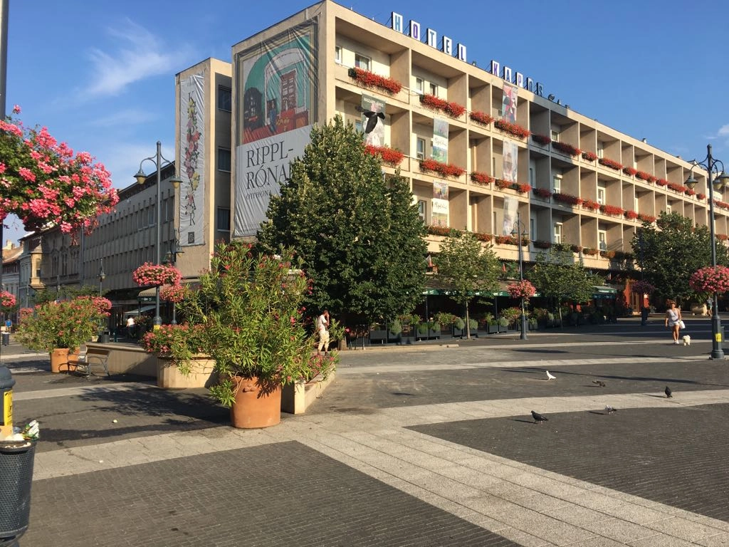 Kapos Hotel&Étterem
